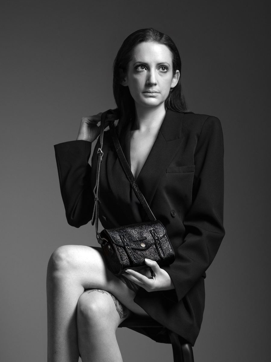 foto-bolso-bandolera-cuero-negro-brillante-lemini-indispensable-eclipse-paul-marius-w08s-m-b