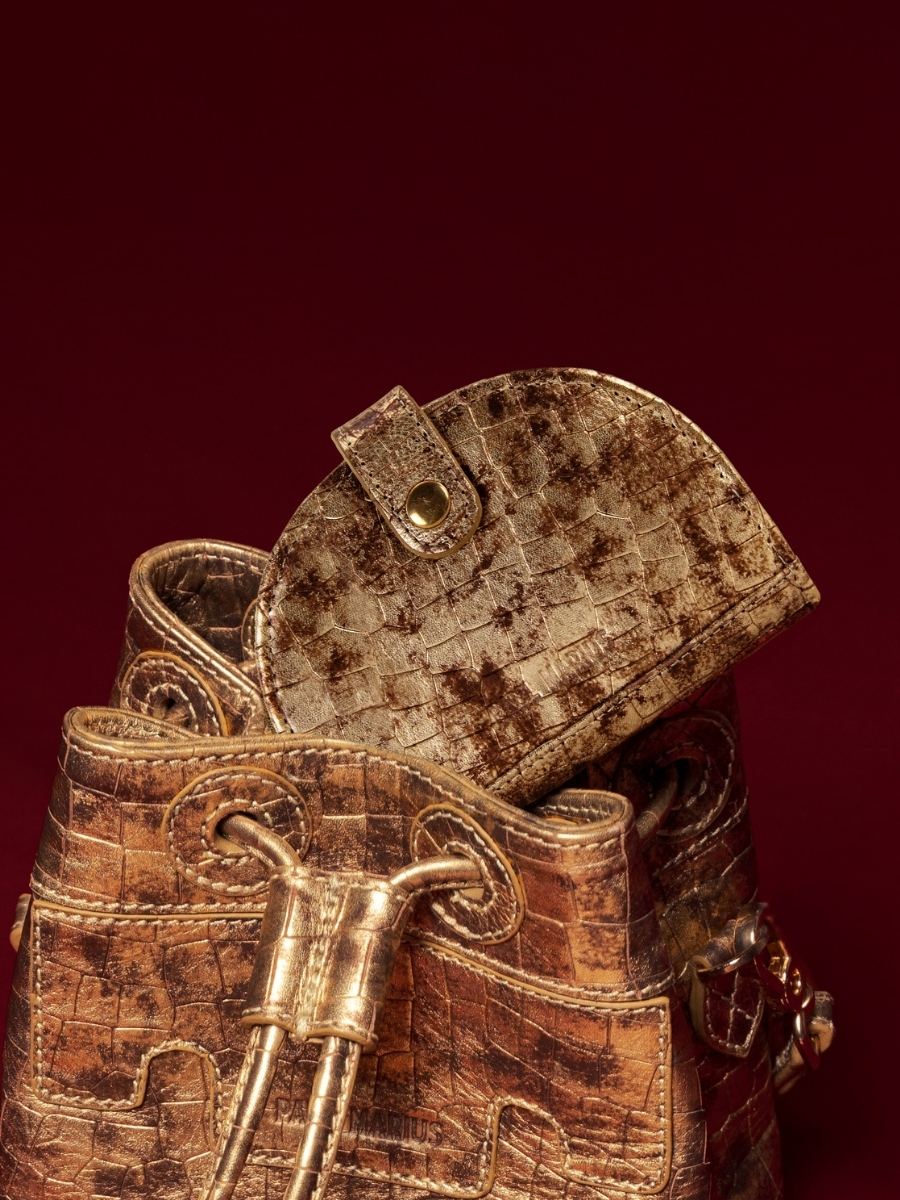 portefeuille-manon-cuir-bijoux-dore-vue-portee-m33-cr-db-g