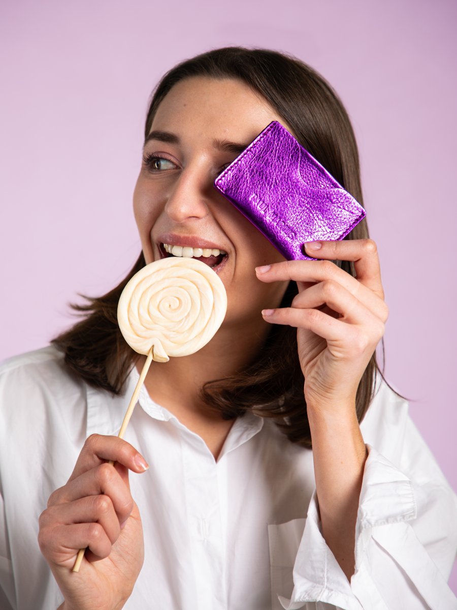 foto-vista-frontal-tarjetero-cuero-violeta-metalizado-leporte-cartes-gabin-bonbon-paul-marius-m55-m-p