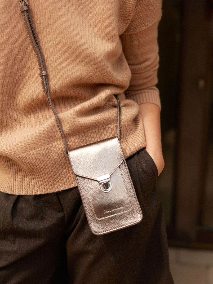 bolso-para-teléfono-de-cuero-plateado-leporte-telephone-acero-vista-zoom-material-m88-gm