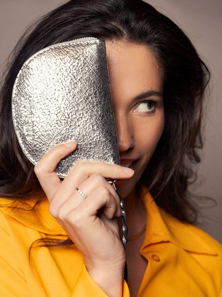 cartera-manon-espejo-plateado-vista-lateral-m32-mir