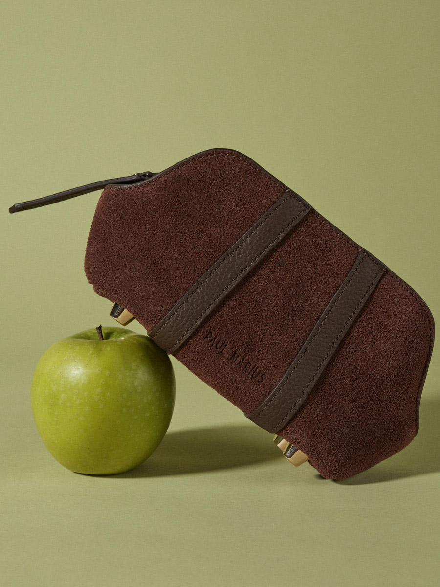 pochette-porte-monnaie-marron-louis-chocolat-vue-portee-m77-su-db