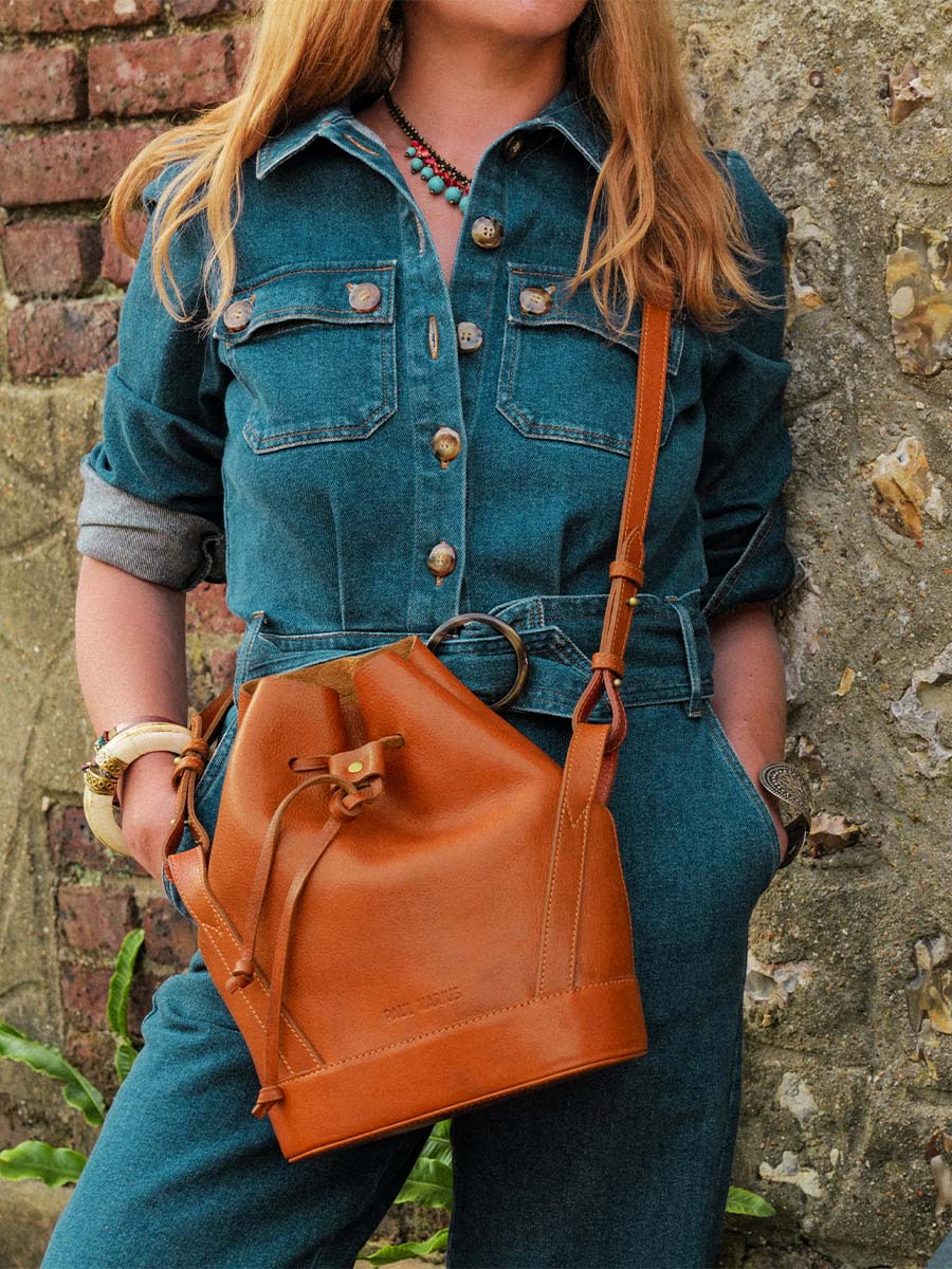 foto-bolso-cubo-cuero-marrón-mujer-aumoniere-cognac-aceitado-paul-marius-w102-oco