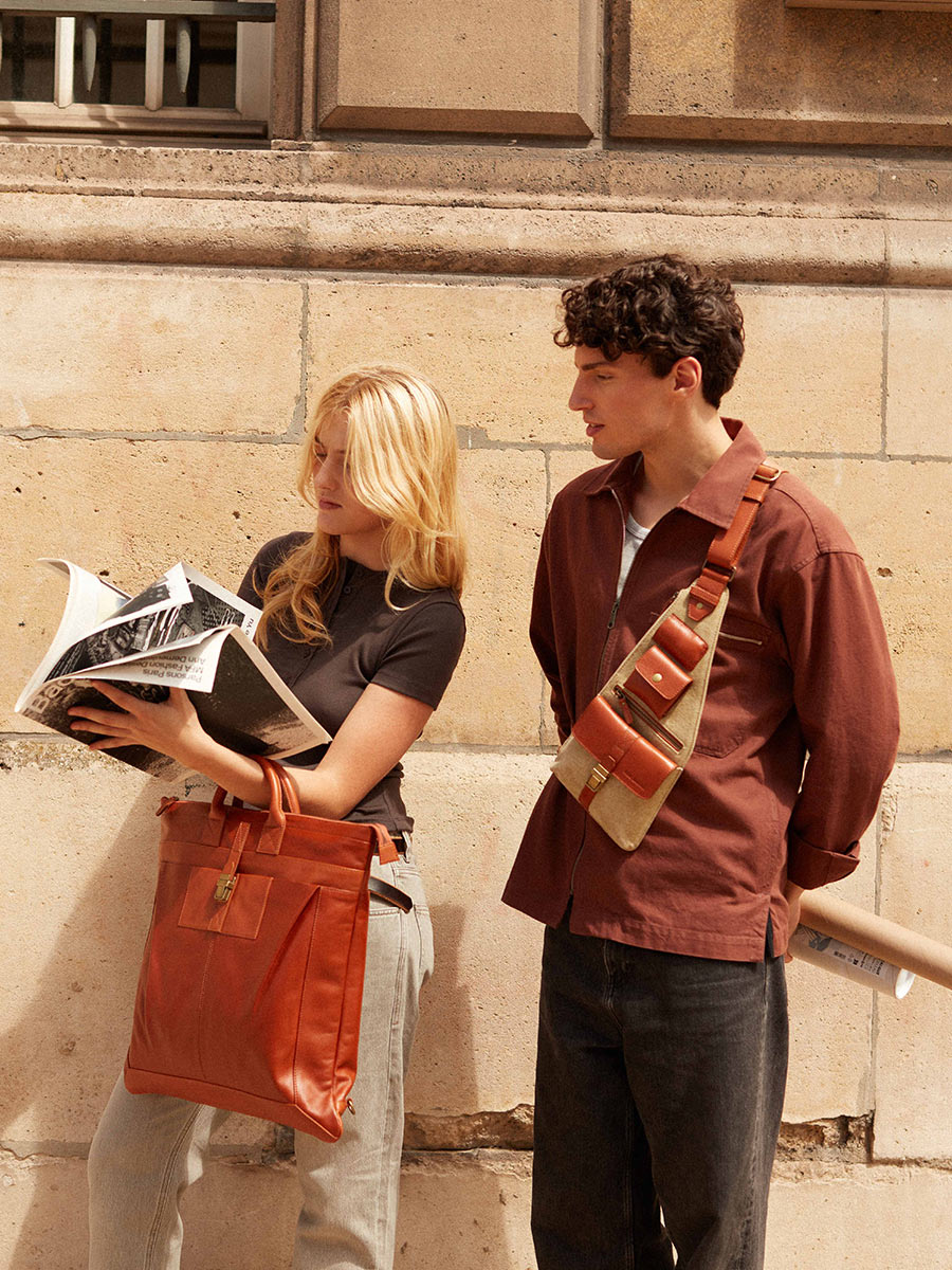 bolso-bandolera-cuero-marrón-verde-LeHolster-cognac-lona-caqui-vista-zoom-material-w62-oco-gc