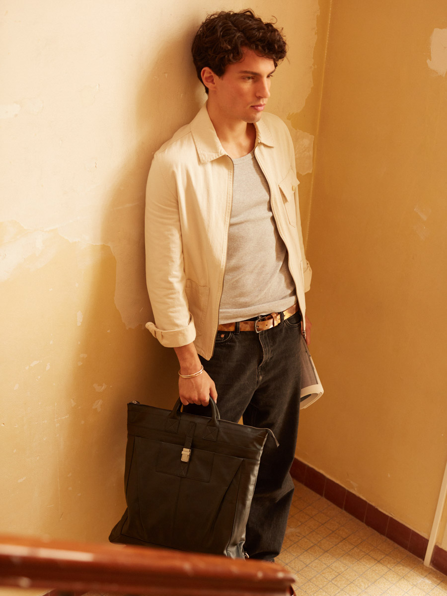 maletín-mochila-aviador-negro-aceitado-vista-zoom-material-b07-obl