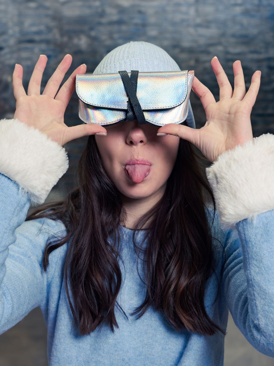 estuche-para-gafas-holográfico-negro-vista-frontal-m49-giv