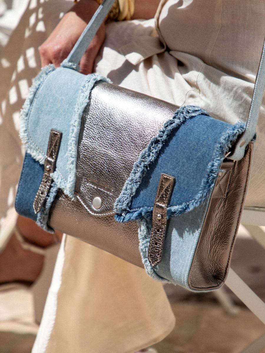 foto-vista-zoom-material-bolso-bandolera-cuero-jean-plateado-mujer-l-indispensable-denim-acier-paul-marius-w08-gm-denim