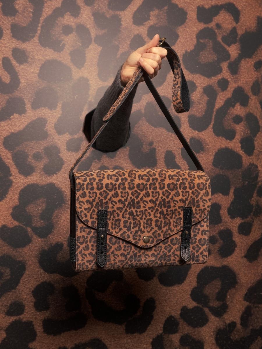 bolso-bandolera-indispensable-leopardo-negro-vista-llevado-w08-lp-b