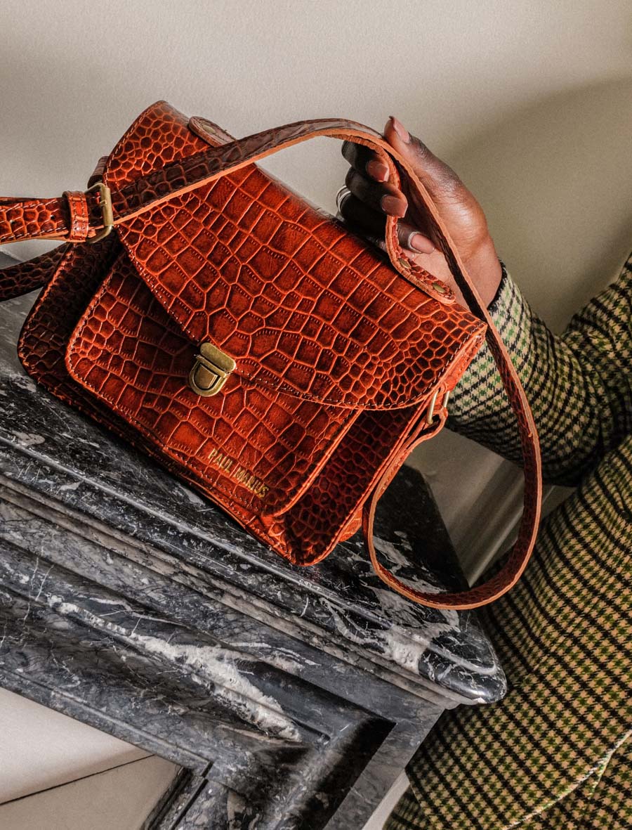 foto-material-bolso-bandolera-cuero-mujer-marrón-mademoiselle-george-alligator-cocktail-ámbar-paul-marius-w05-a-l