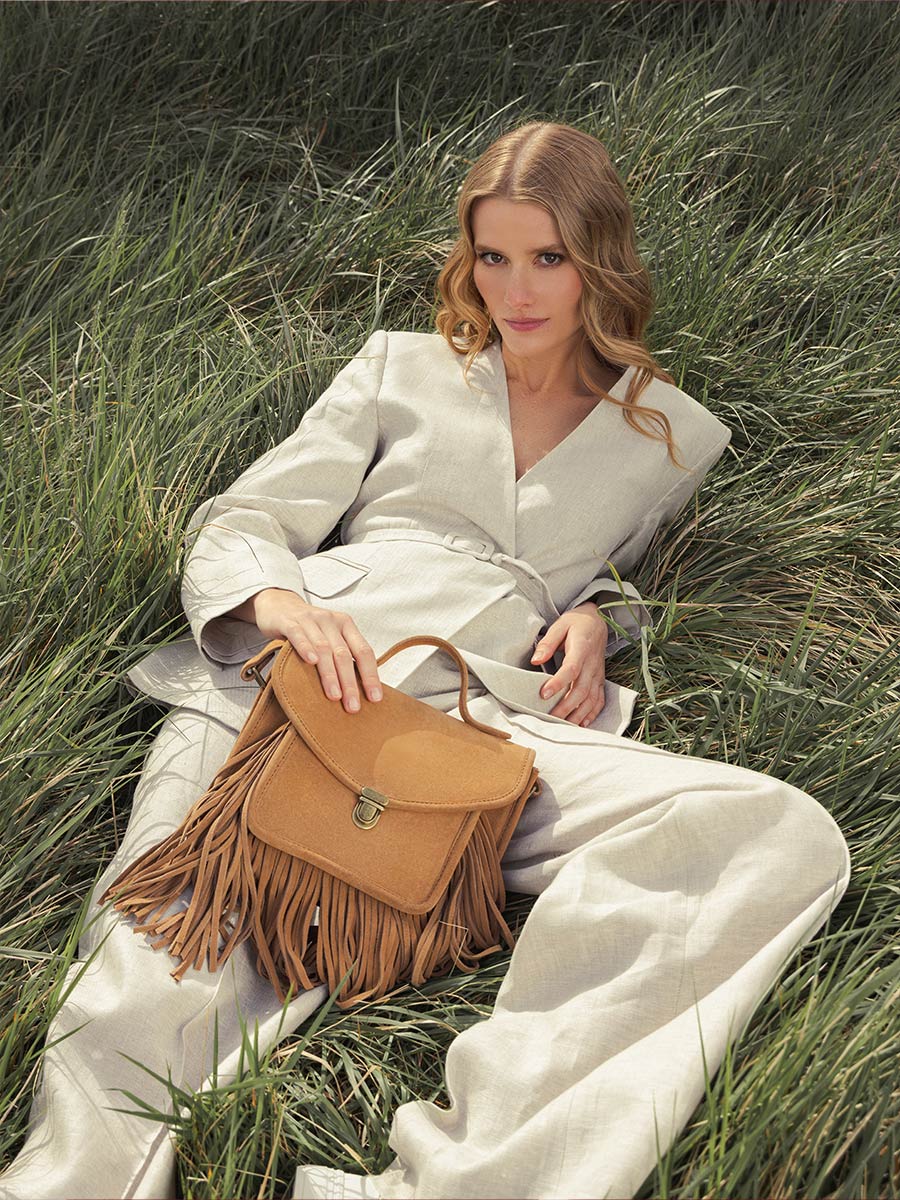 bolso-mano-flecos-marrón-mademoiselle-george-folk-habana-vista-trasera-w05-fol-su-l