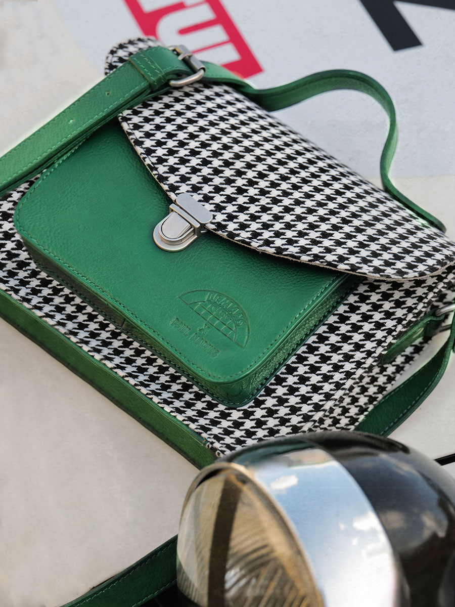 foto-bolso-bandolera-cuero-verde-mademoiselle-george-le-mans-clásico-paul-marius-w05-lemans-dg