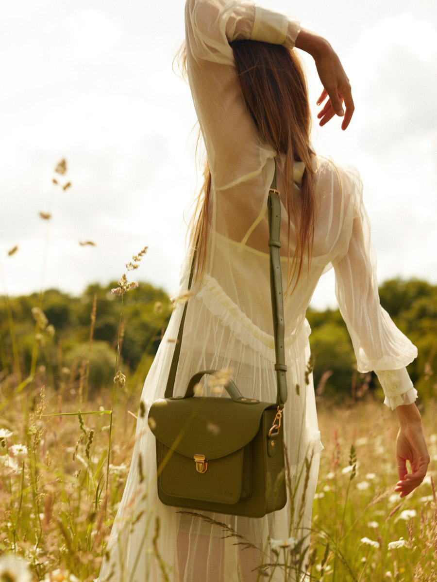 bolso-bandolera-de-cuero-mademoiselle-george-n2-verde-oliva-vista-zoom-material-w105-gr-o