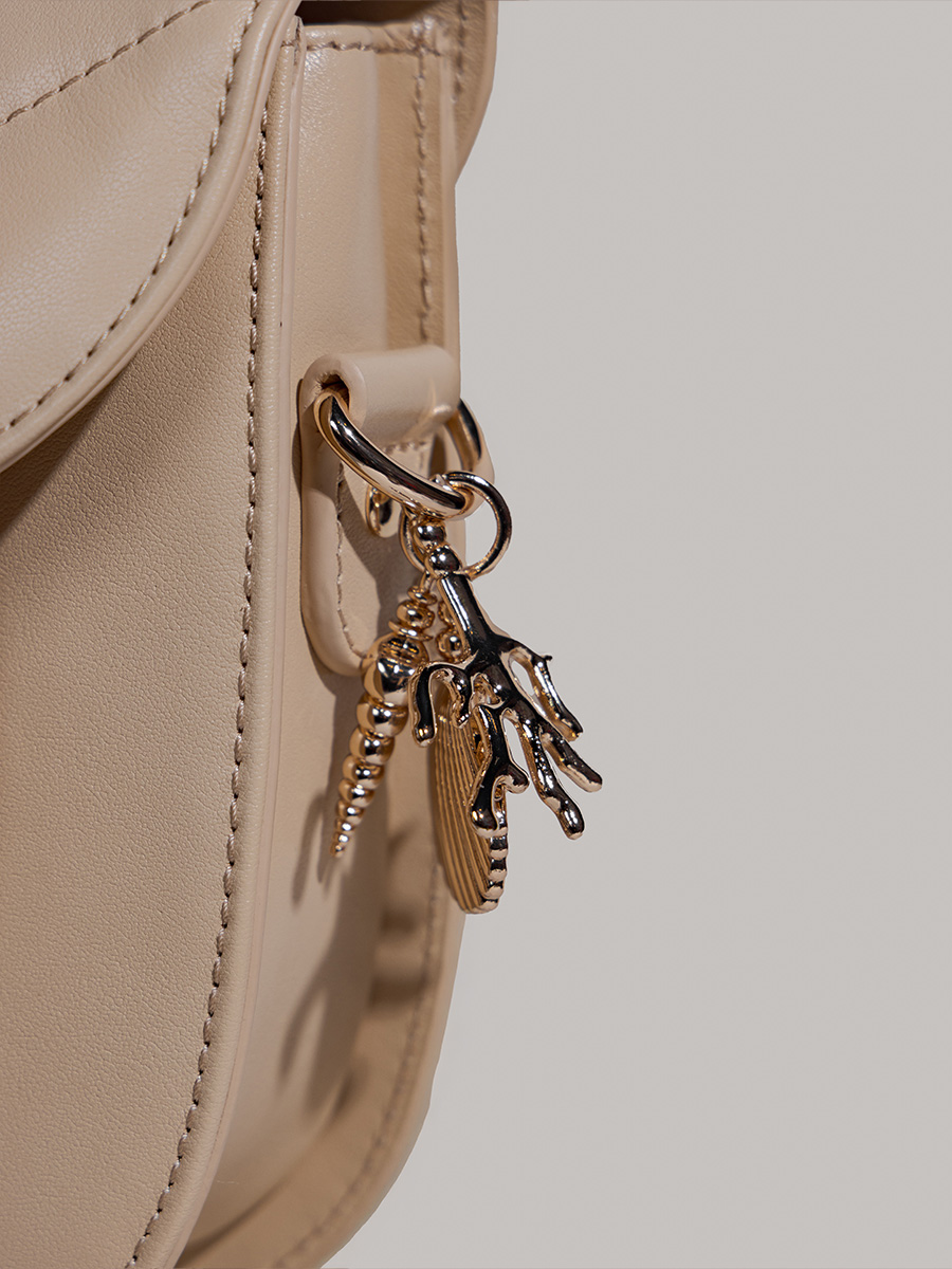 bolso-bandolera-cuero-beige-mademoiselle-george-coquillage-sable-vista-zoom-materia-w105-n