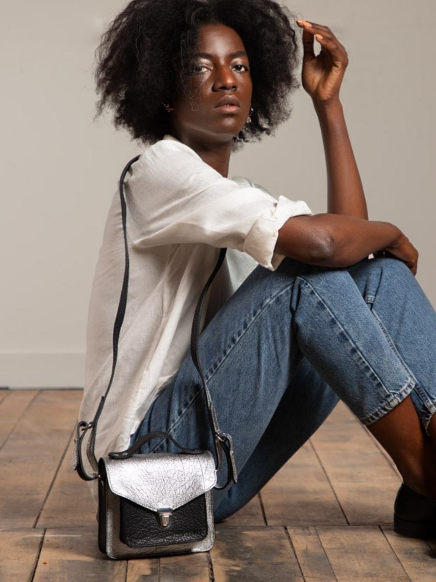 foto-en-primer-plano-material-bolso-de-mano-cuero-plateado-negro-mademoiselle-george-xs-plateado-negro-paul-marius-w05xs-s-b