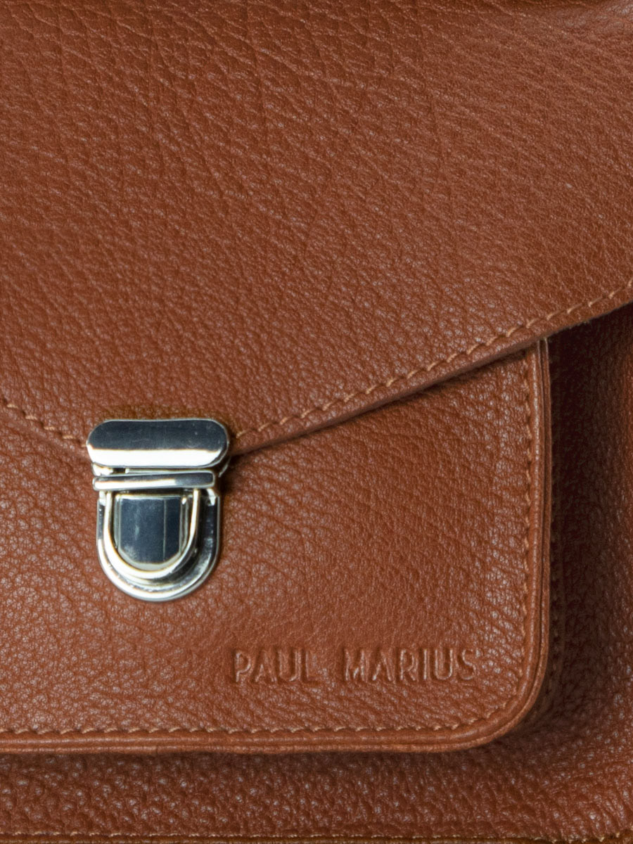 foto-en-primer-plano-material-bolso-mano-cuero-marrón-mademoiselle-george-xs-natural-paul-marius-w05xs-l