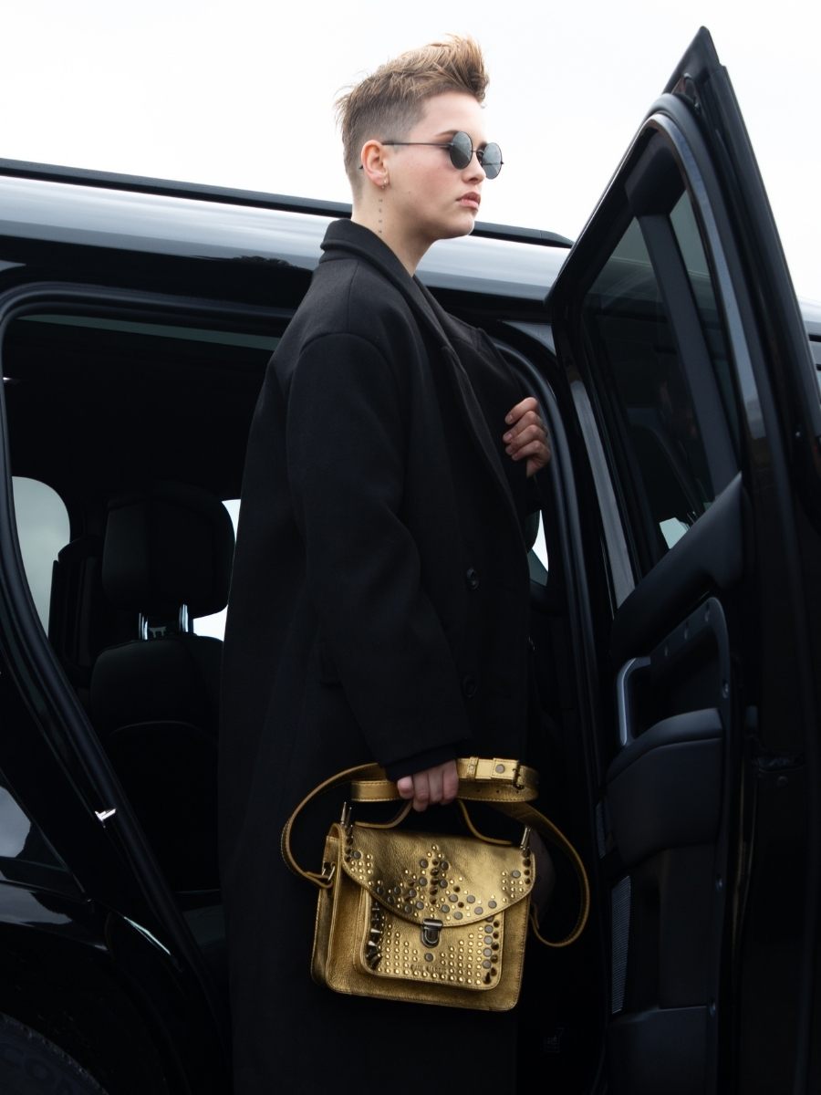 foto-vista-bolso-bandolera-cuero-dorado-mademoiselle-george-edición-negra-opus-paul-marius-w05-bed-op4-og