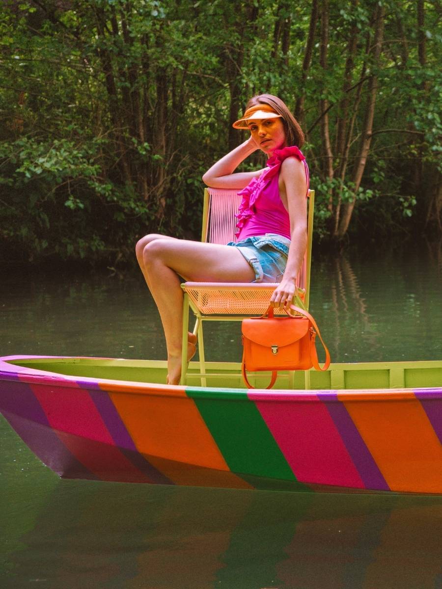 foto-en-primer-plano-material-bolso-bandolera-cuero-naranja-mademoiselle-george-sorbet-mango-paul-marius-w05-sb-o