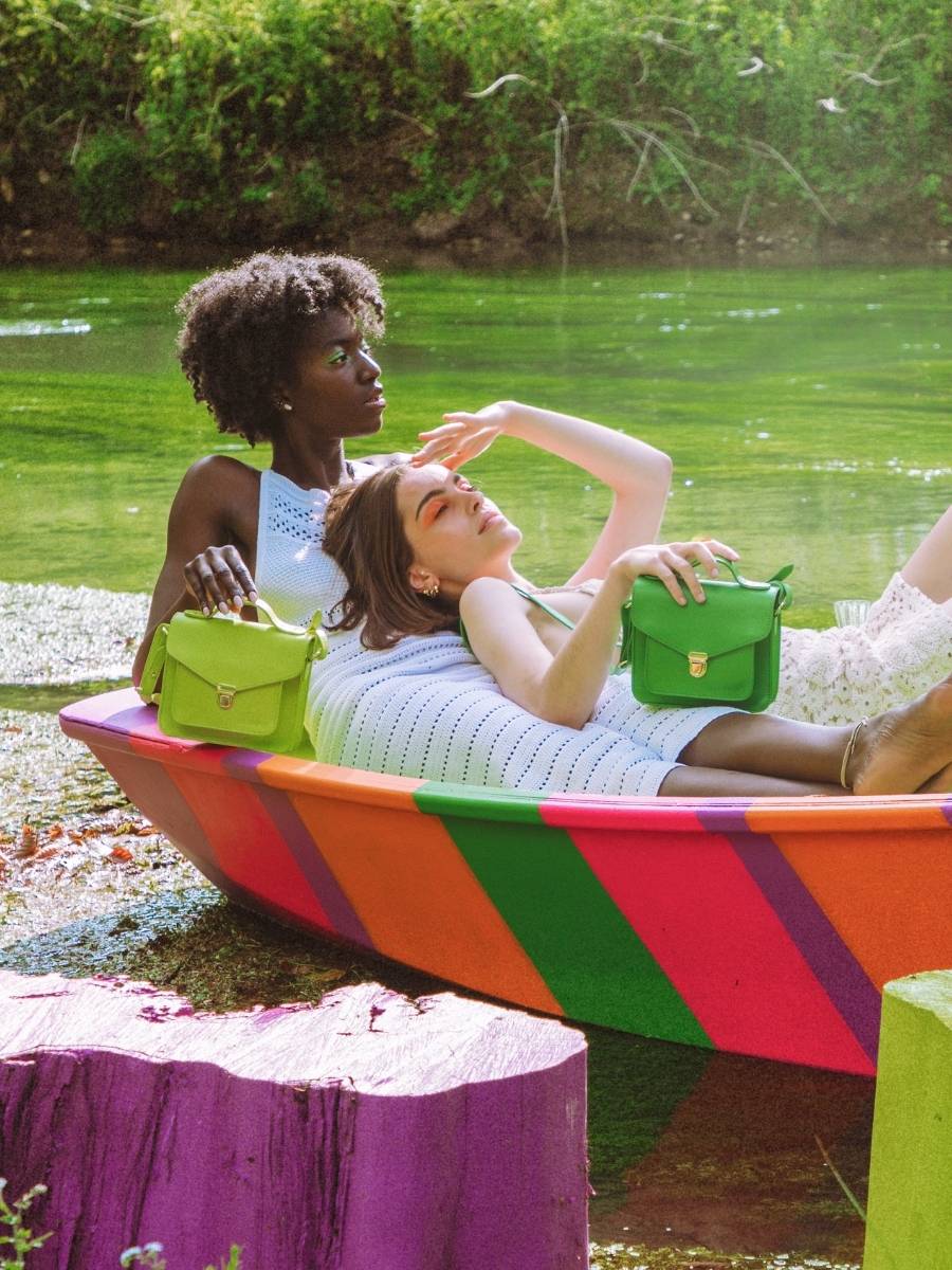 foto-en-primer-plano-material-mini-bolso-bandolera-cuero-verde-mademoiselle-george-xs-sorbet-pomme-paul-marius-w05xs-sb-lgr