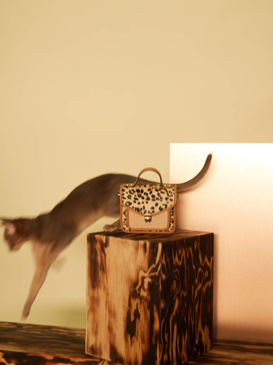 bolso-de-mano-de-cuero-Mademoiselle George XS-leopardo-beige-vista-lateral-W05XS L P-bei