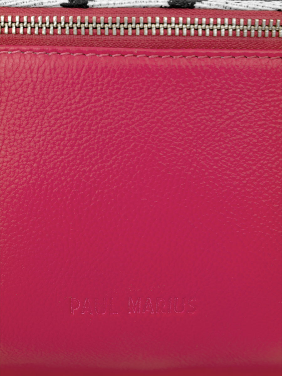 foto-en-primer-plano-material-bolso-banana-de-cuero-rosa-labanane-allure-fuchsia-paul-marius-m503-hs2-pi