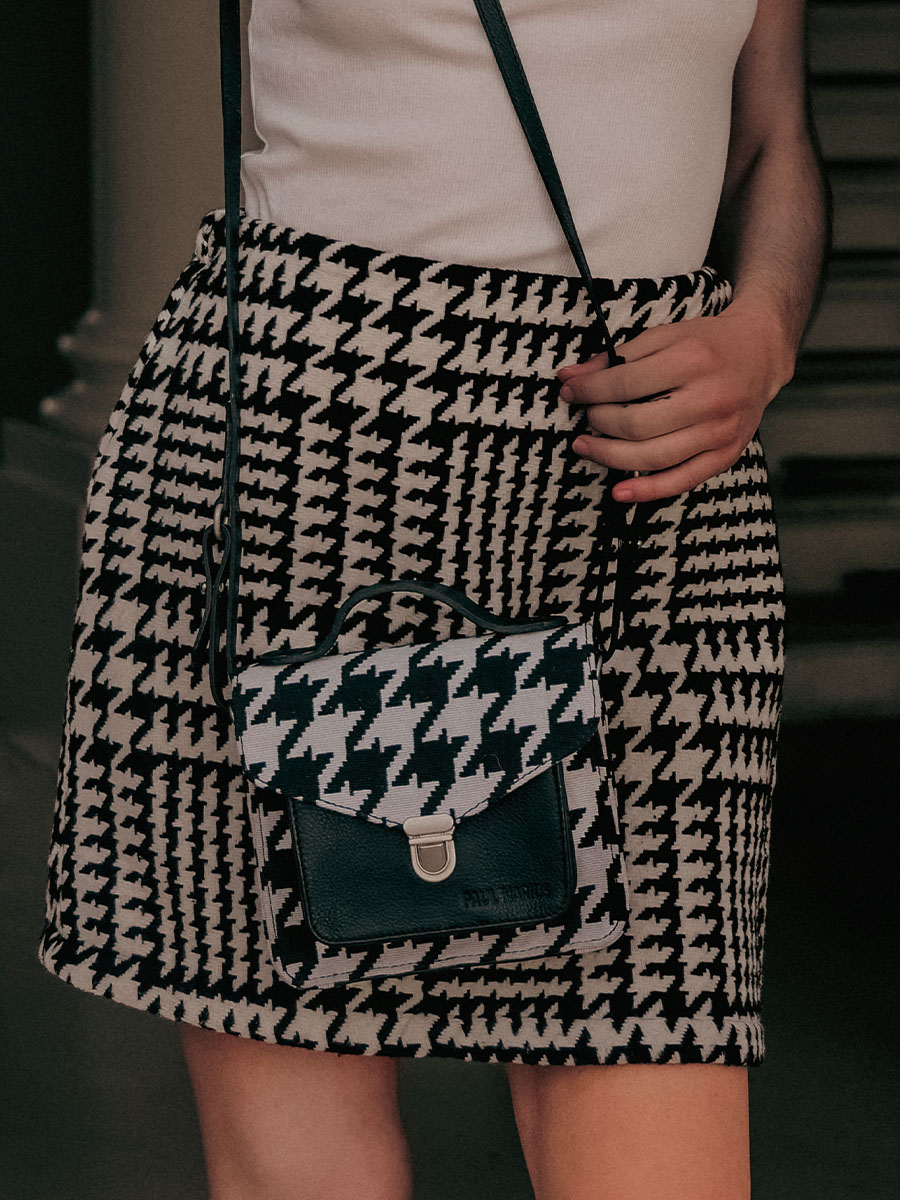 foto-zoom-material-mini-bolso-bandolera-cuero-negro-mademoiselle-george-xs-allure-negro-paul-marius-w05xs-hs2-b