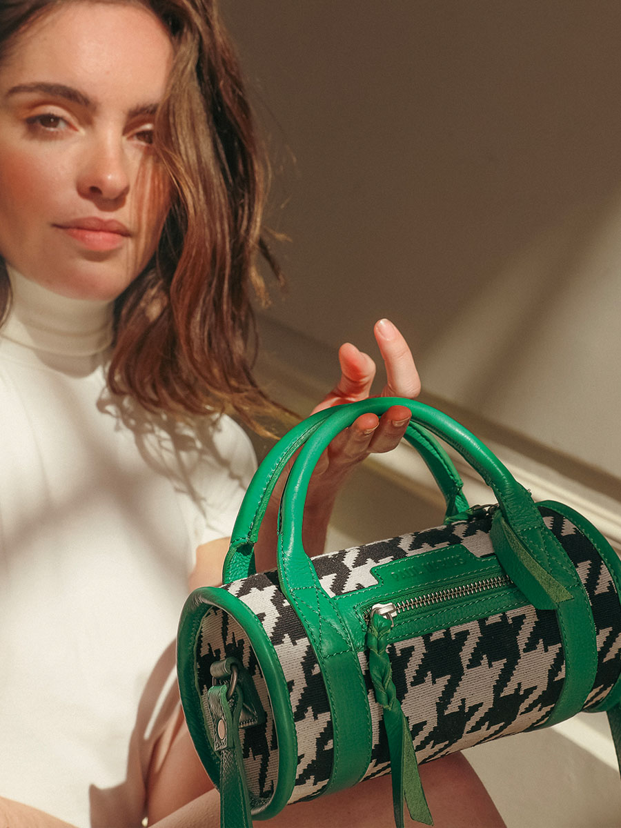 foto-vista-frontal-bolso-mano-cuero-morado-charlie-allure-verde-paul-marius-w30-hs2-gr