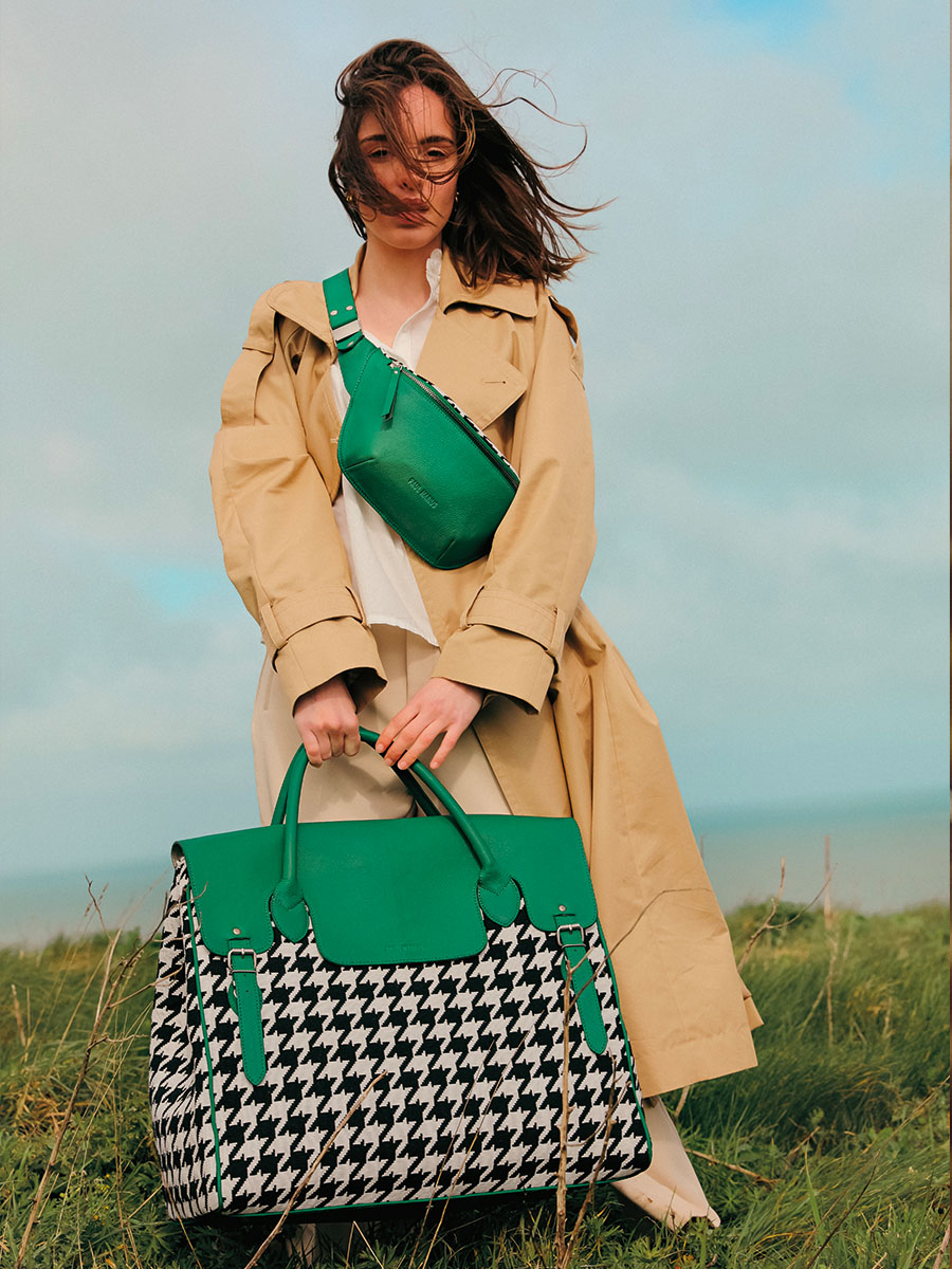 foto-vista-bolso-banana-cuero-violeta-labanane-allure-verde-paul-marius-m503-hs2-gr