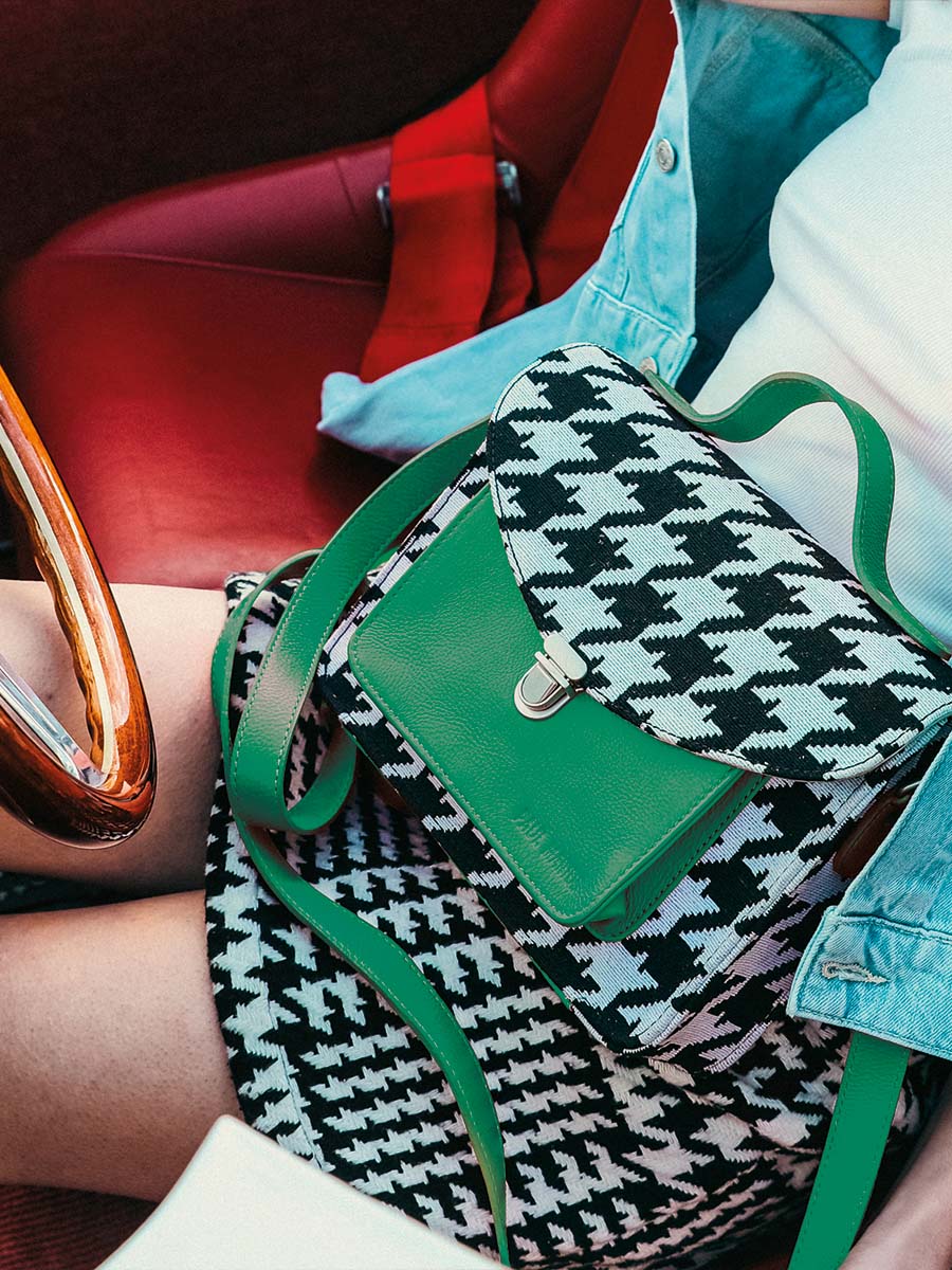 foto-bolso-bandolera-cuero-morado-mademoiselle-george-allure-verde-paul-marius-w05-hs2-gr