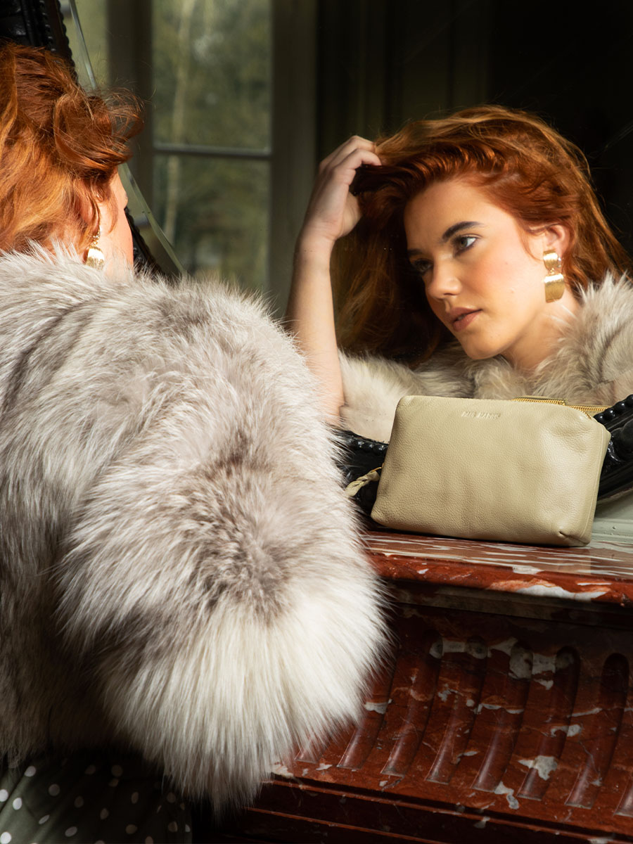 foto-material-estuche-maquillaje-cuero-verde-adele-art-deco-almendra-paul-marius-m500-ad-al