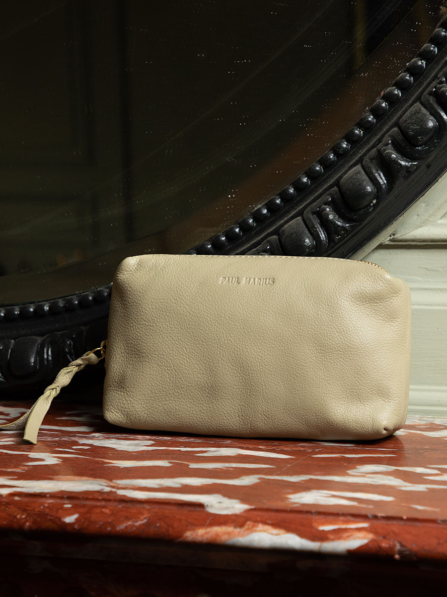 foto-bolsa-de-maquillaje-cuero-verde-adele-art-deco-almendra-paul-marius-m500-ad-al