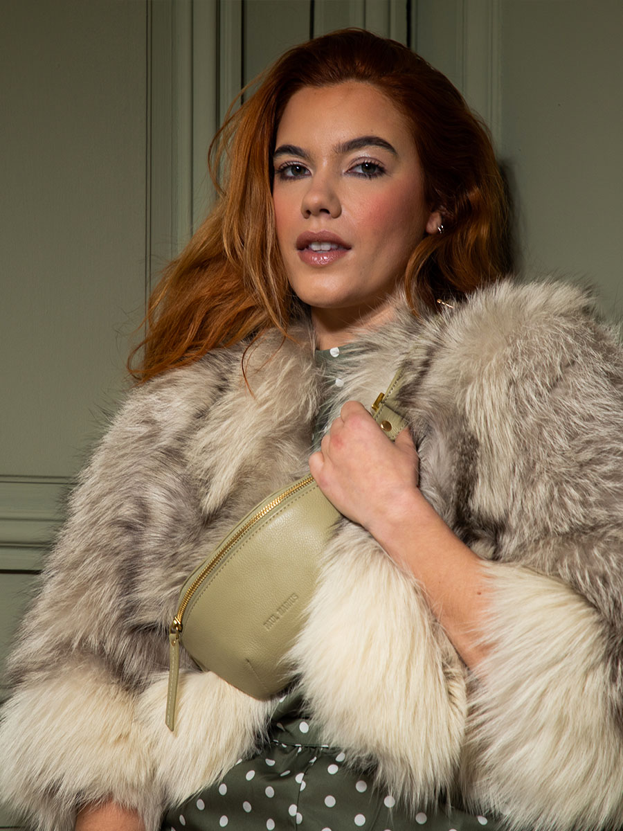 foto-portadora-mini-bolso-banana-cuero-verde-labanane-xs-art-deco-almendra-paul-marius-m503xs-ad-al