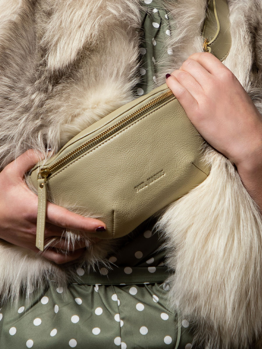 foto-material-mini-bolso-banana-cuero-verde-labanane-xs-art-deco-almendra-paul-marius-m503xs-ad-al