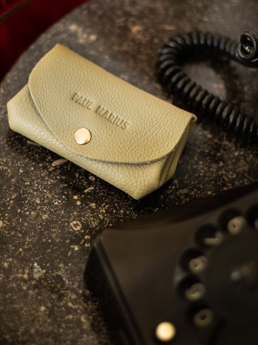 foto-vista-posterior-monedero-cuero-verde-legustave-art-deco-almendra-paul-marius-clp-ad-al