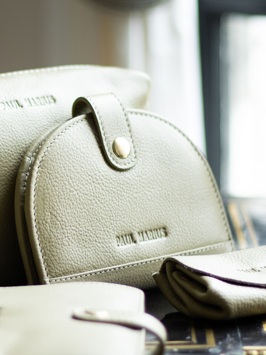 foto-interior-cartera-cuero-verde-manon-n2-art-deco-amande-paul-marius-m33-ad-al