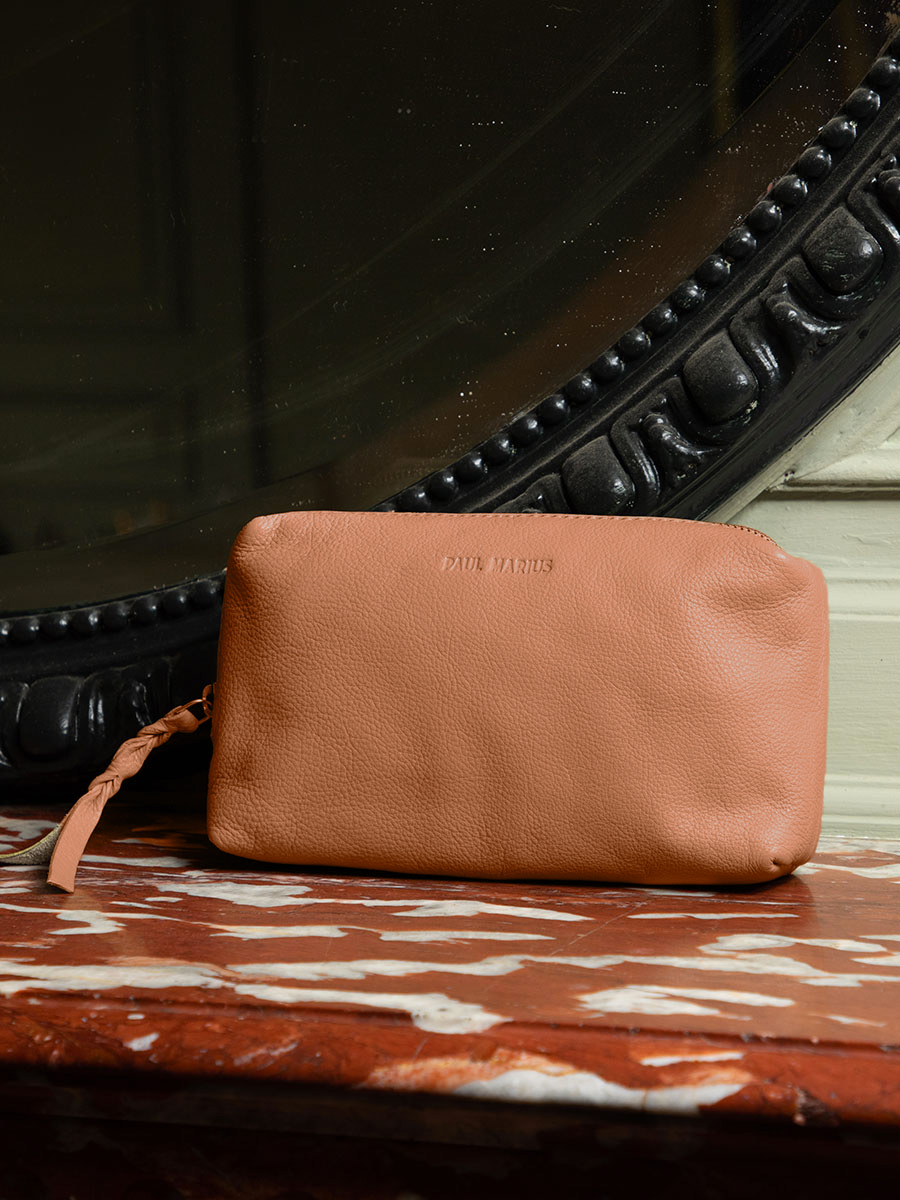 foto-material-estuche-maquillaje-cuero-marrón-adele-art-deco-caramel-paul-marius-m500-ad-ca