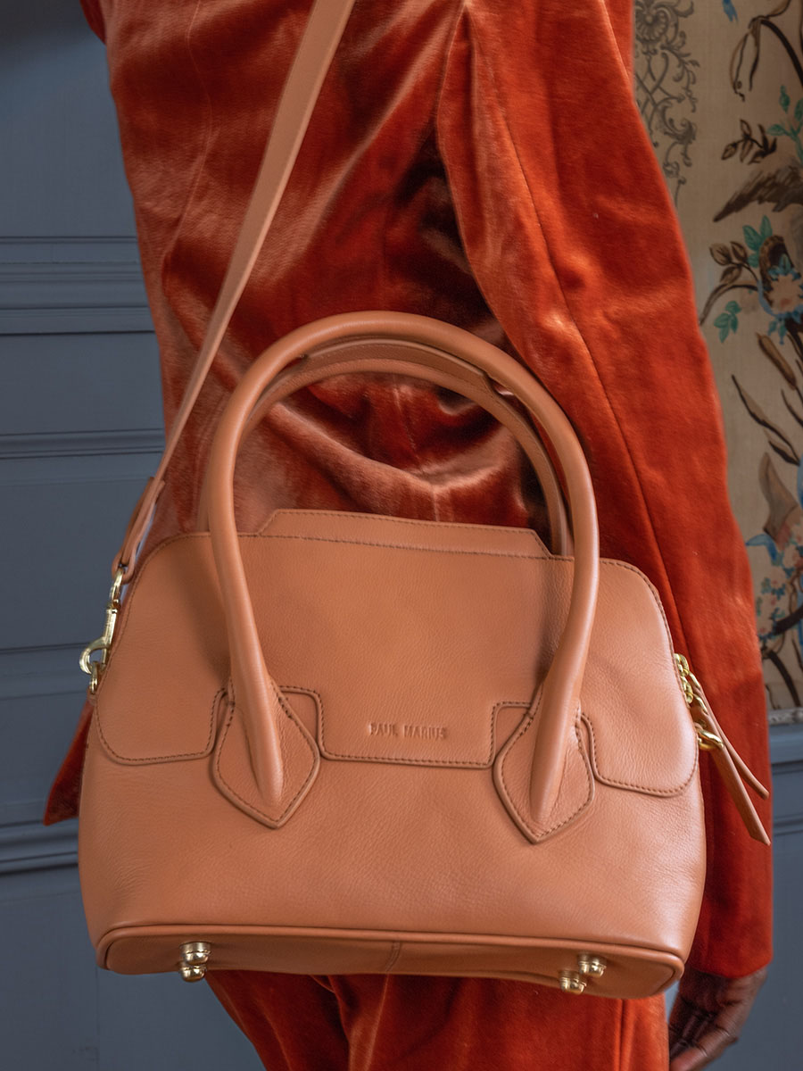 foto-material-bolso-mano-cuero-marrón-gisele-s-art-deco-caramel-paul-marius-w32s-ad-ca