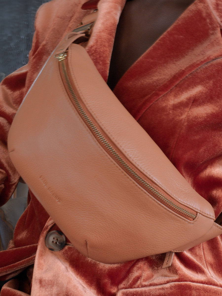 foto-material-bolso-banana-cuero-marrón-labanane-art-deco-caramel-paul-marius-m503-ad-ca