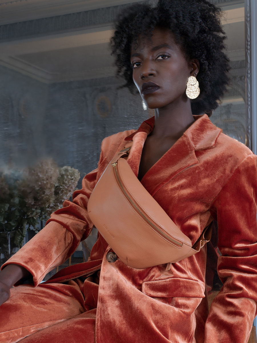 foto-bolso-banana-cuero-marrón-labanane-art-deco-caramel-paul-marius-m503-ad-ca