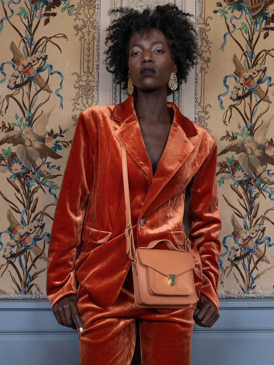 foto-mini-bolso-de-mano-de-cuero-para-mujer-marron-mademoiselle-george-xs-art-deco-caramel-paul-marius-w05xs-ad-ca