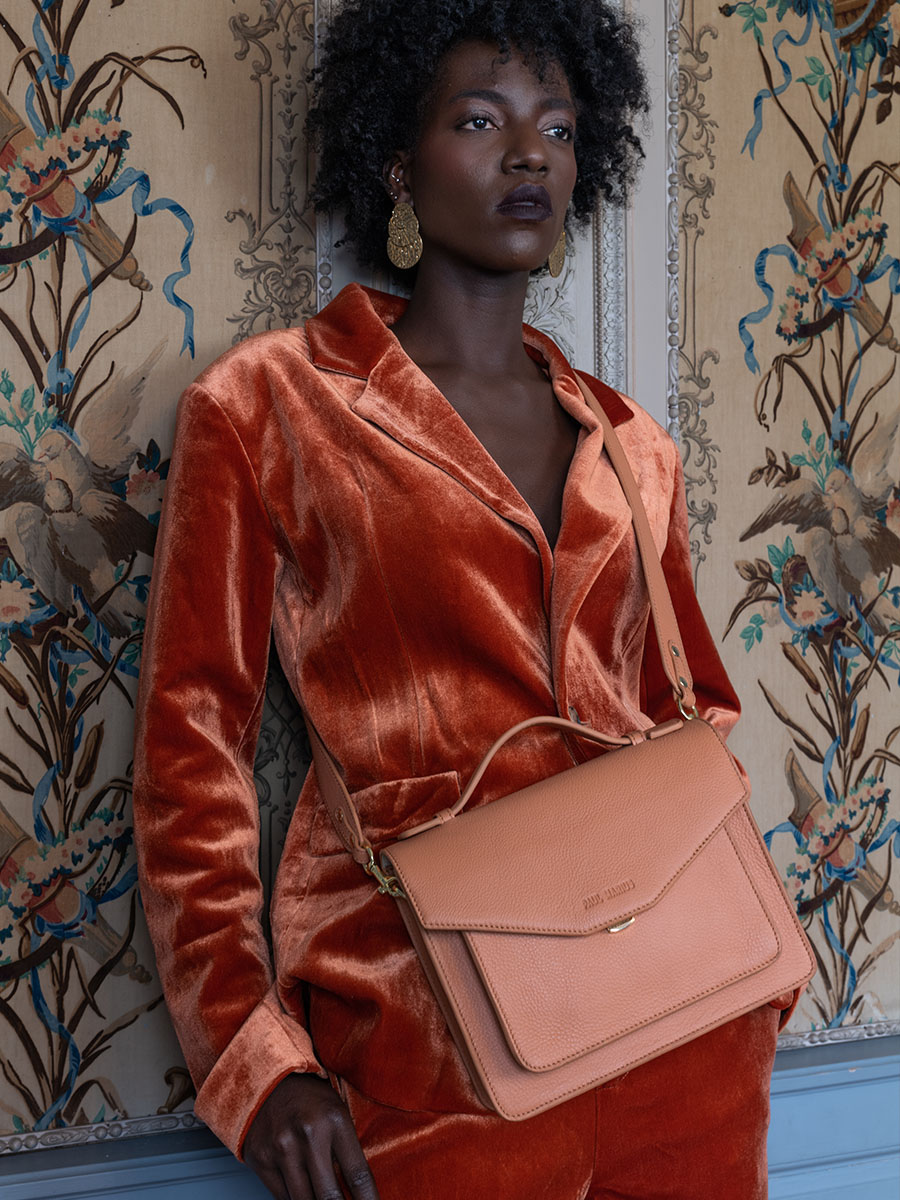 foto-bolso-de-mano-cuero-marrón-simone-art-deco-caramel-paul-marius-w33-ad-ca