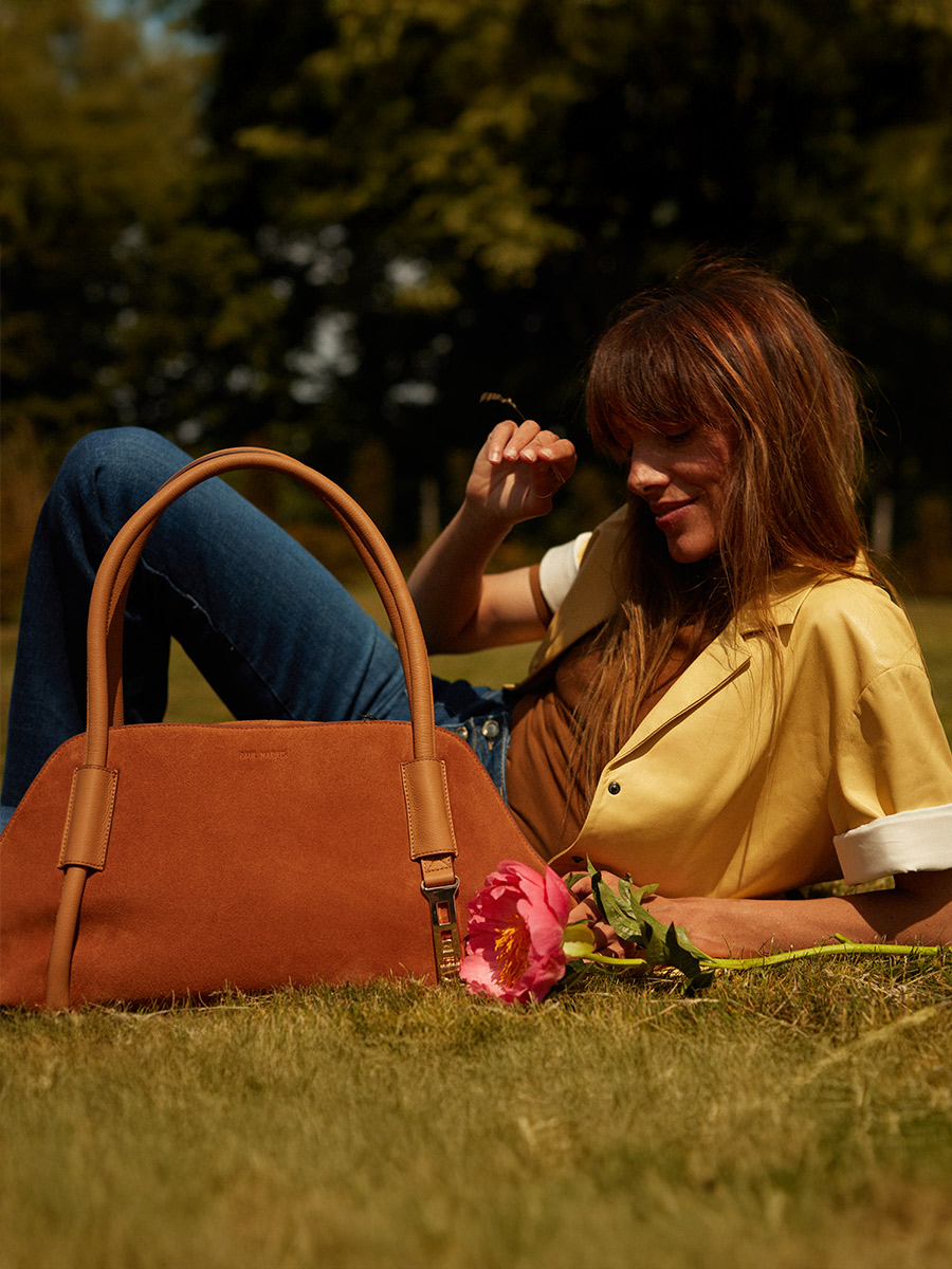 sac-main-voyage-marron-romeo-fauve-vue-portee-w48m-su-co