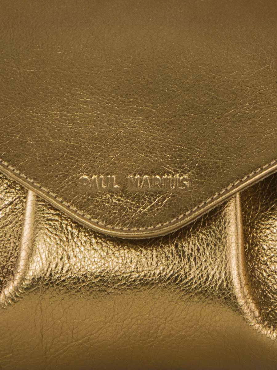 foto-en-primer-plano-material-bolso-bandolera-cuero-dorado-suzon-m-bronce-paul-marius-w25m-og
