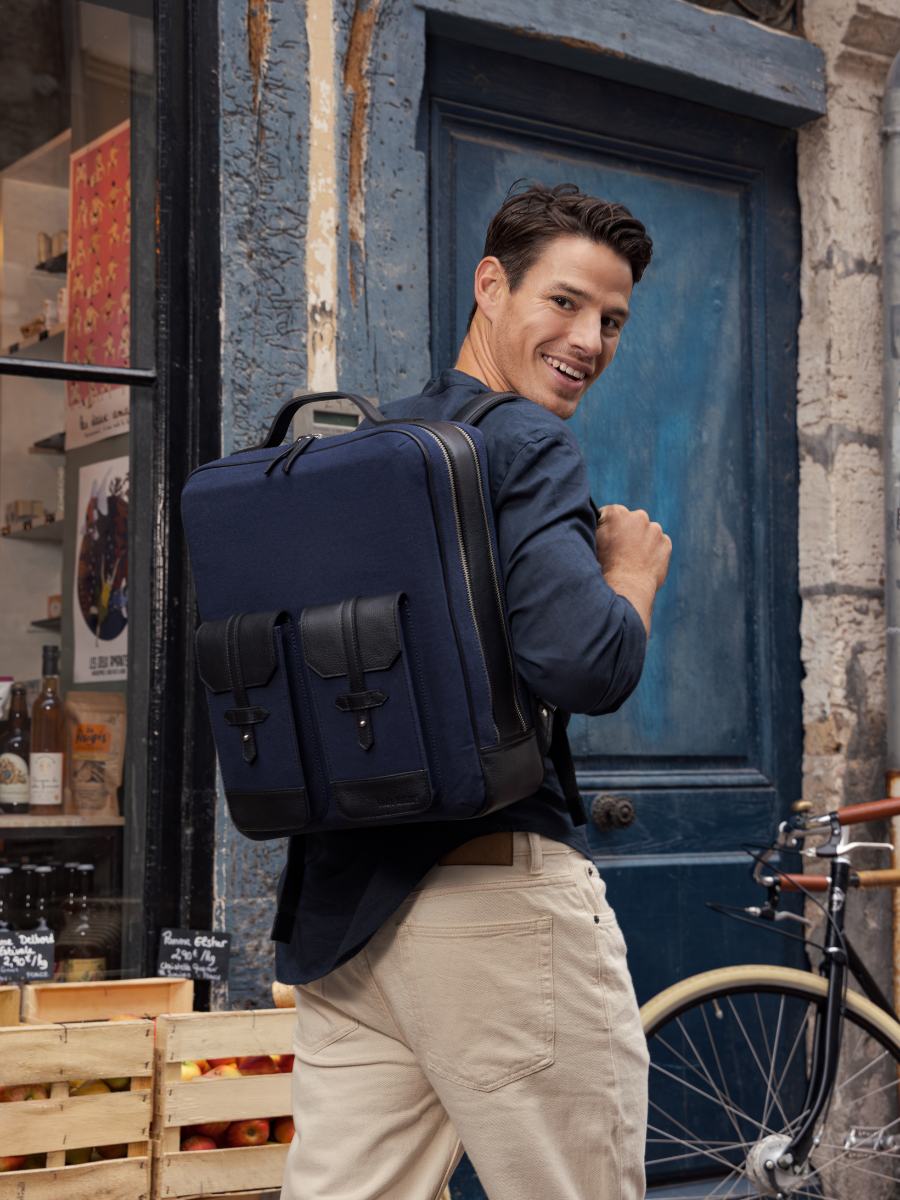 foto-vista-frontal-mochila-cuero-unisex-azul-negro-urbain-negro-lona-azul-marino-paul-marius-b08-obl-bluc