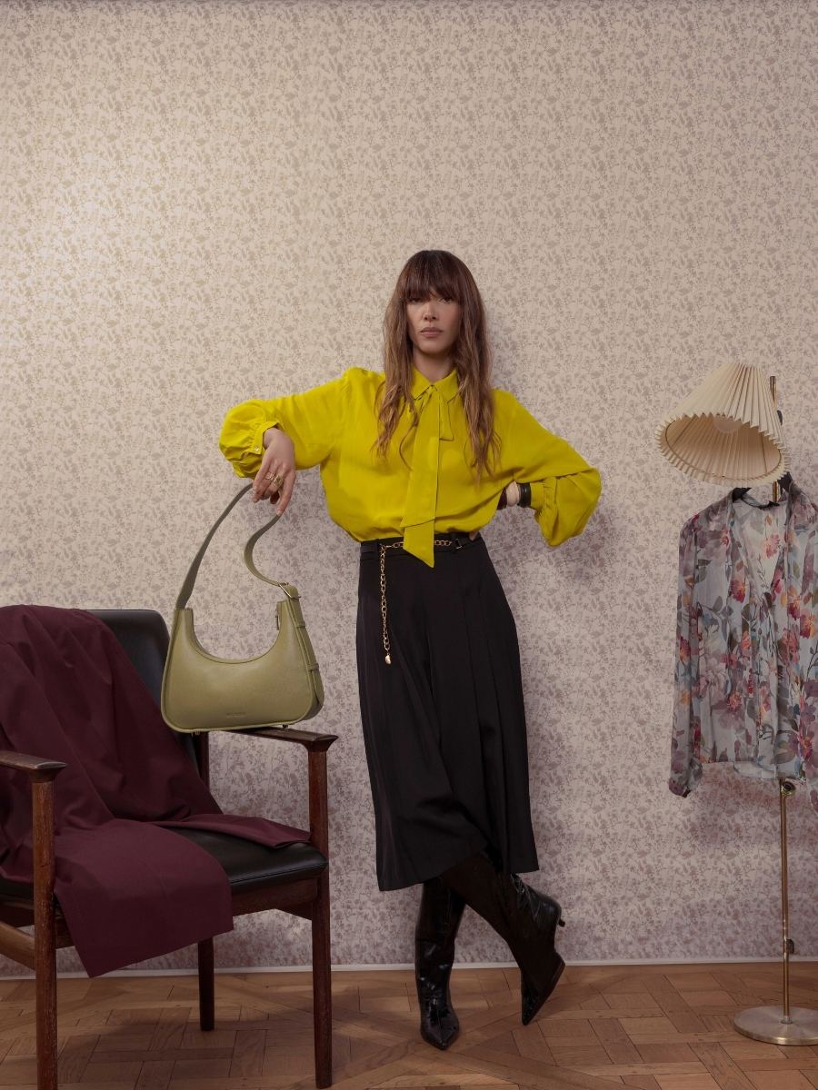 bolso-baguette-cuero-victoire-almendra-vista-lateral-w54-al