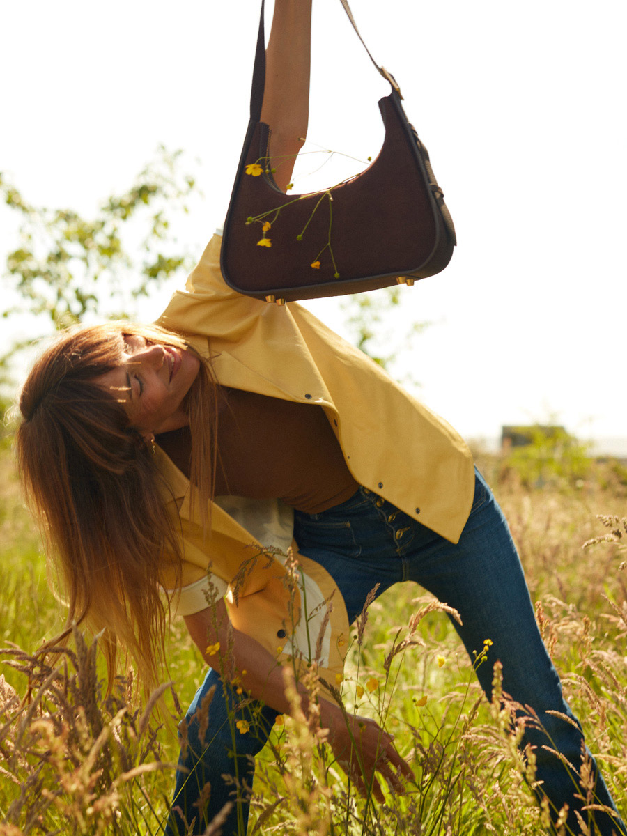 sac-baguette-cuir-marron-victoire-chocolat-vue-portee-w54-su-db