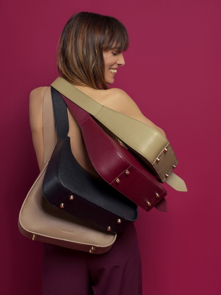 bolso-baguette-cuero-victoire-negro-carbón-vista-lateral-w54-bm-b