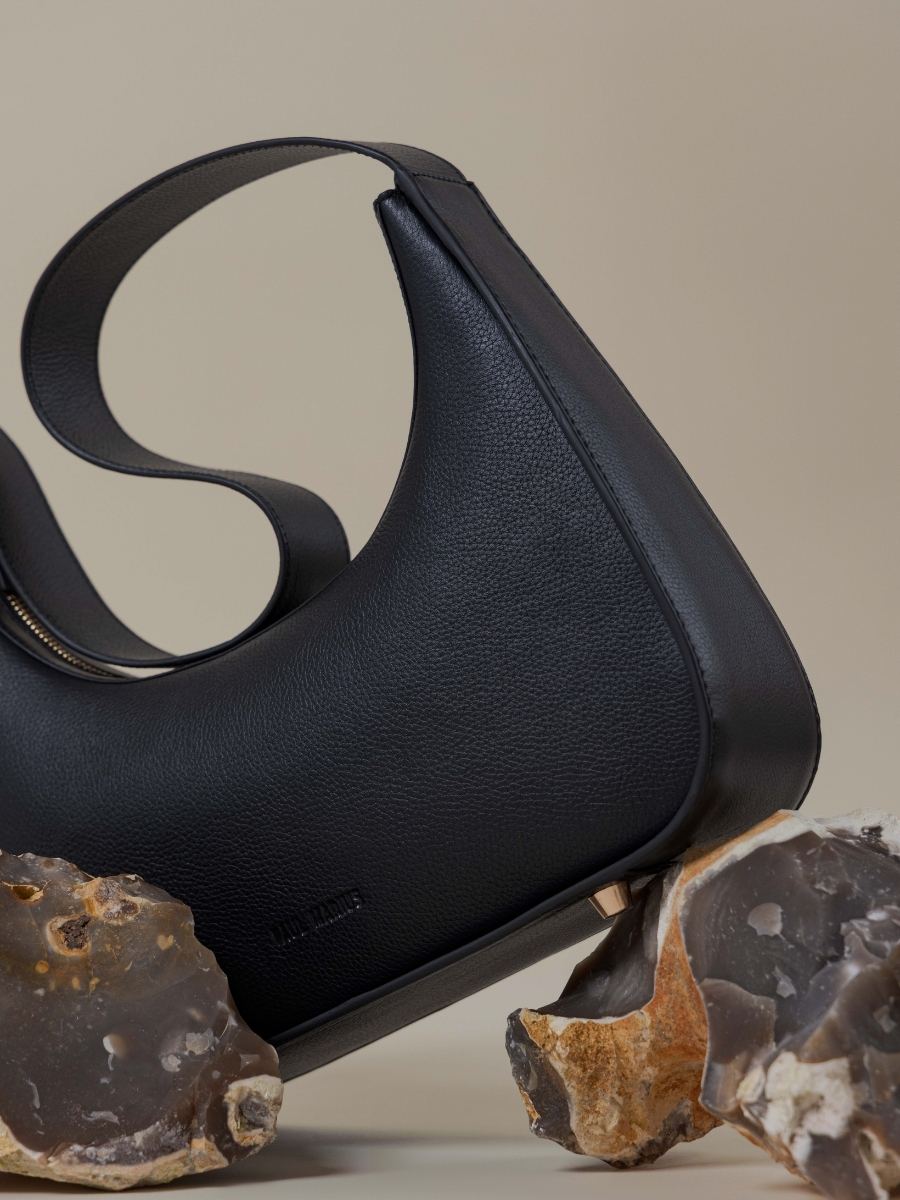 bolso-baguette-cuero-victoire-negro-carbón-vista-zoom-material-w54-bm-b