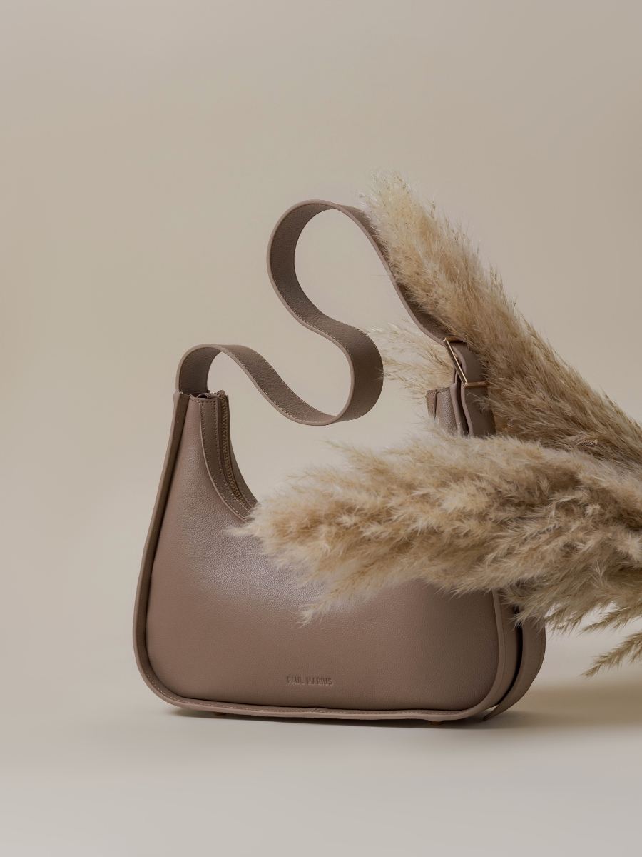 bolso-baguette-cuero-victoire-taupe-vista-zoom-materia-w54-bei