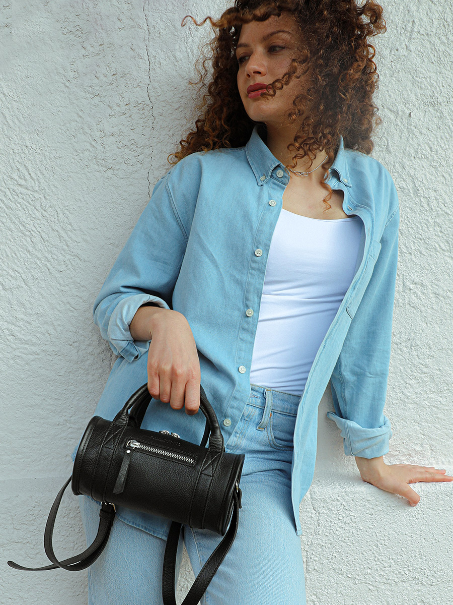 foto-bolso-mano-cuero-negro-mujer-charlie-paul-marius-w30-b