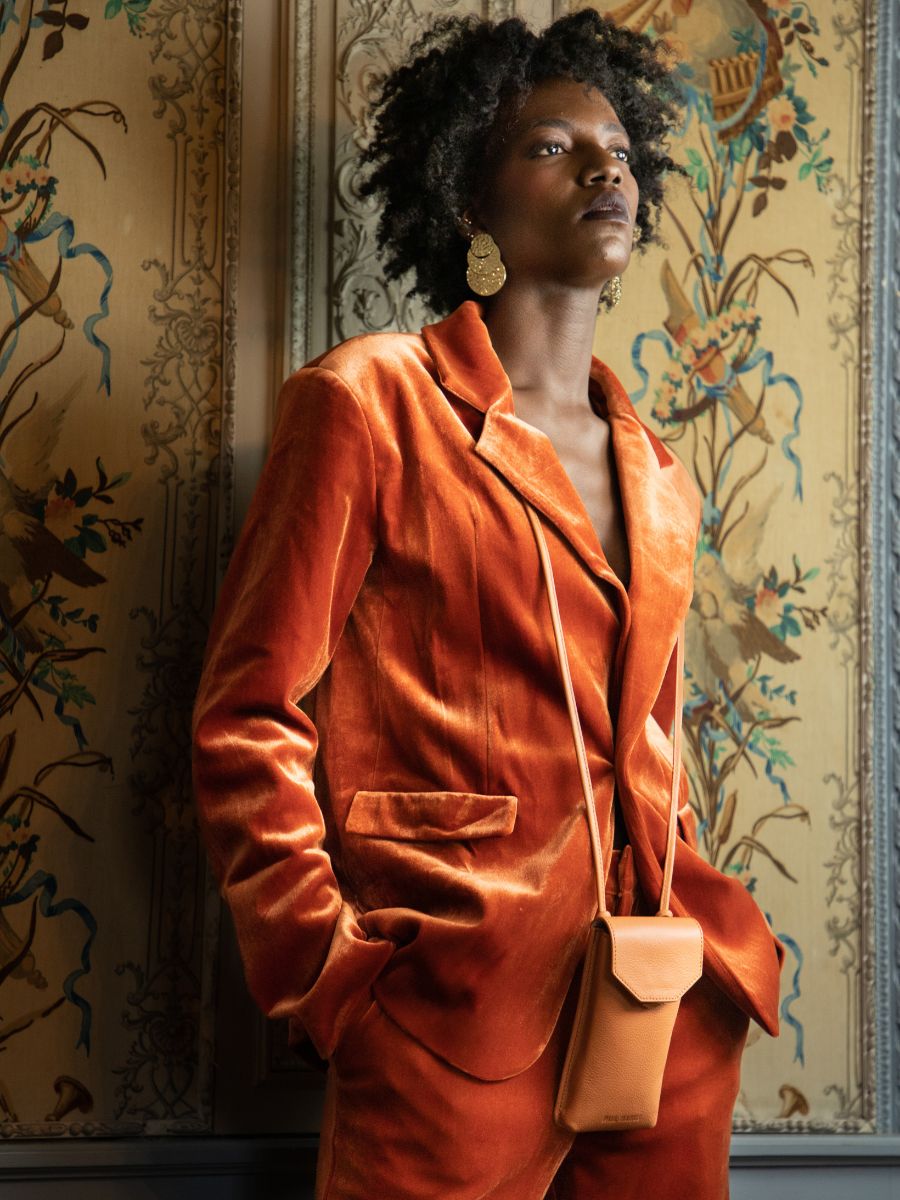 foto-vista-frontal-bolso-teléfono-cuero-marrón-eva-art-deco-caramel-paul-marius-m71-ad-ca